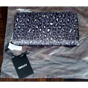 NWT DKNY ZIP AROUND WALLET
